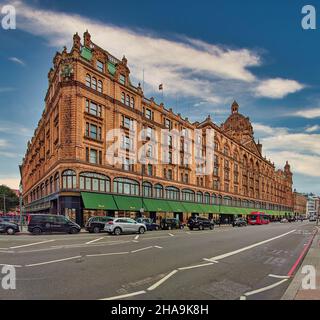 LONDRES, Royaume-Uni - SEPTEMBRE 28th 2021 : le célèbre grand magasin Harrods de Knightsbridge à Londres Banque D'Images
