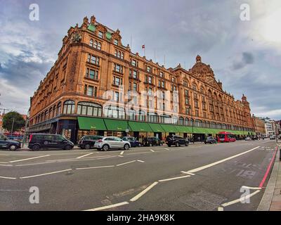 LONDRES, Royaume-Uni - SEPTEMBRE 28th 2021 : le célèbre grand magasin Harrods de Knightsbridge à Londres Banque D'Images