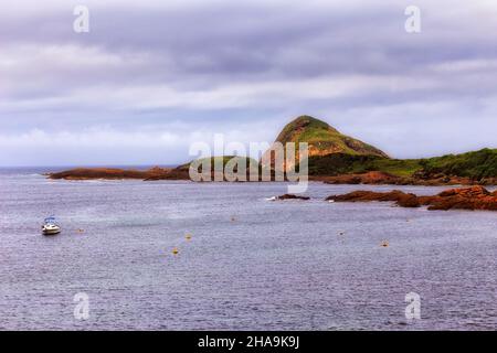 Vue sur l'île de verre et la montagne rocheuse à broughton Island et Emeralda cove parc national terrain de camping en Australie Pacifique. Banque D'Images