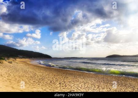 Dunes de sable de la plage de Fingal près de l'île de Fingal dans le parc national de Tomaree en Australie par temps orageux. Banque D'Images