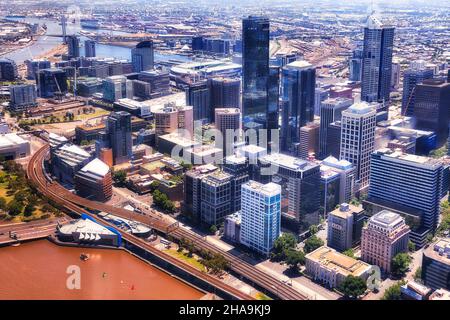 Rives de la Yarra dans le quartier des affaires de Melbourne - vue aérienne vers le sud de la ville et les docklands. Banque D'Images