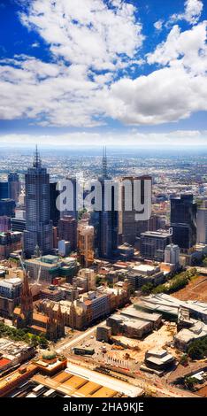 Nuages blancs élevés sur des tours de haute hauteur du centre-ville de Melbourne avec vue aérienne sur l'architecture. Banque D'Images