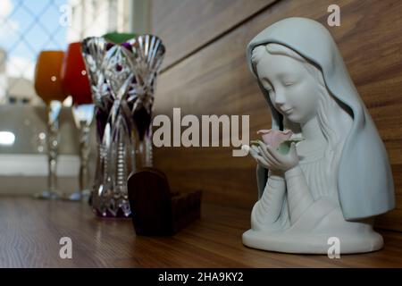 Objets de décoration intérieure d'un appartement résidentiel. Divers objets en verre transparent. Banque D'Images