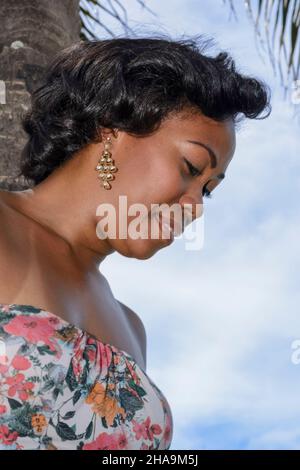 Femme noire posant pour la photo.Elle sourit et regarde la caméra.Salvador, Bahia, Brésil. Banque D'Images