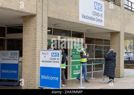 Milton Keynes, Royaume-Uni.11th décembre 2021.Le centre de vaccination COVID-19 accueille le grand public à prendre le vaccin contre le coronavirus pour combattre la dernière variante d'Omicron parmi les autres variantes du Borough de Milton Keynes dans le Buckinghamshire, en Angleterre.Credit: xiu Bao/Alay Live News Banque D'Images