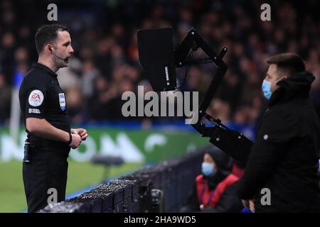 Londres, Royaume-Uni.11th décembre 2021.L'arbitre Chris Kavanagh vérifie l'écran VAR pour une pénalité.Match Premier League, Chelsea et Leeds United au Stamford Bridge à Londres le samedi 11th décembre 2021. Cette image ne peut être utilisée qu'à des fins éditoriales.Utilisation éditoriale uniquement, licence requise pour une utilisation commerciale.Aucune utilisation dans les Paris, les jeux ou les publications d'un seul club/ligue/joueur. photo par Steffan Bowen/Andrew Orchard sports photographie/Alay Live news crédit: Andrew Orchard sports photographie/Alay Live News Banque D'Images