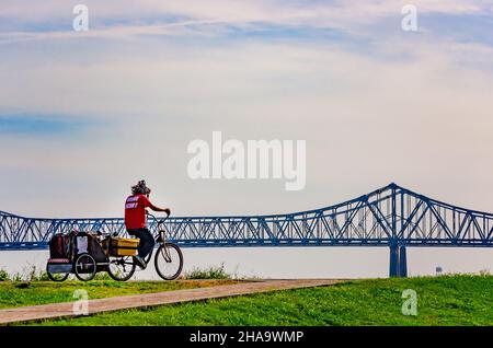 Un homme fait un vélo le long du fleuve Mississippi au parc Woldenberg Riverfront, le 15 novembre 2015, à la Nouvelle-Orléans, Louisiane.Le parc de 16 hectares a été créé Banque D'Images