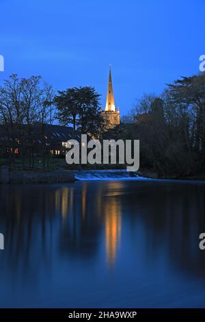 Église Sainte-Trinité, Stratford-upon-Avon, Warwickshire la nuit Banque D'Images