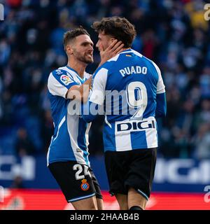 Cornella, Espagne.11th décembre 2021.Javi Puado (R) du RCD Espanyol célèbre son but avec son coéquipier lors d'un match de ligue espagnole entre le RCD Espanyol et Levante UD à Cornella, Espagne, le 11 décembre 2021.Crédit : Joan Gosa/Xinhua/Alay Live News Banque D'Images