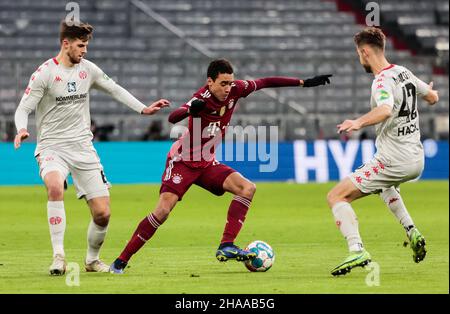 Munich, Allemagne.11th décembre 2021.Jamal Musiala (C) du Bayern Munich contrôle le ballon sous la défense d'Anton Stach (L) et Alexander Hack de Mayence lors d'un match allemand Bundesliga entre le Bayern Munich et 1.FSV Mayence 05 à Munich, Allemagne, le 11 décembre 2021.Credit: Philippe Ruiz/Xinhua/Alay Live News Banque D'Images