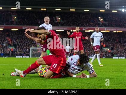 Liverpool, Grande-Bretagne.11th décembre 2021.Mohamed Salah de Liverpool est fouillé par Tyrone Mings d'Aston Villa pour un coup de pied de pénalité lors du match de la Premier League anglaise entre Liverpool et Aston Villa à Liverpool, en Grande-Bretagne, le 11 décembre 2021.Credit: STR/Xinhua/Alay Live News Banque D'Images