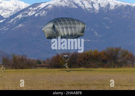 Le 7 décembre 2021, un parachutiste de l'armée américaine affecté au 2nd Bataillon, 503rd parachute Infantry Regiment effectue une opération aérienne à partir d'un aéronef C-130 Hercules de la US Air Force 86th dans la zone de Juliet Drop de Pordenone, en Italie.La Brigade aéroportée de 173rd est la Force d'intervention en cas d'urgence de l'armée américaine en Europe, fournissant des forces rapidement déployables aux États-Unis les domaines de responsabilité de l'Europe, de l'Afrique et du Commandement central.Déployée en Italie et en Allemagne, la brigade s'entraîne régulièrement aux côtés des alliés et partenaires de l'OTAN pour établir des partenariats et renforcer l'alliance Banque D'Images