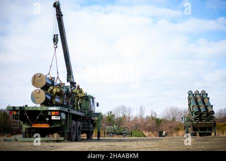 Les soldats japonais du 4th surface-to-Ship missile Regiment, de la force d'autodéfense du Japon, se préparent à recharger une unité de lancement dans le cadre d'exercices de mission de tir bi-latéraux pendant le Resolute Dragon, au Camp Hachinohe, au Japon, le 10 décembre 2021.RD21 est le plus grand exercice bilatéral d'entraînement sur le terrain entre le corps des Marines des États-Unis et la Force d'autodéfense terrestre du Japon depuis 2013 et le plus important jamais au Japon.RD21 vise à renforcer les capacités défensives de l'Alliance États-Unis-Japon en exerçant un commandement et un contrôle intégrés, en ciblant, en combinant les armes et en manœuvrant dans plusieurs domaines. Banque D'Images