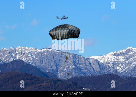 Le 7 décembre 2021, un parachutiste de l'armée américaine affecté au 2nd Bataillon, 503rd parachute Infantry Regiment effectue une opération aérienne à partir d'un aéronef C-130 Hercules de la US Air Force 86th dans la zone de Juliet Drop de Pordenone, en Italie.La Brigade aéroportée de 173rd est la Force d'intervention en cas d'urgence de l'armée américaine en Europe, fournissant des forces rapidement déployables aux États-Unis les domaines de responsabilité de l'Europe, de l'Afrique et du Commandement central.Déployée en Italie et en Allemagne, la brigade s'entraîne régulièrement aux côtés des alliés et partenaires de l'OTAN pour établir des partenariats et renforcer l'alliance Banque D'Images