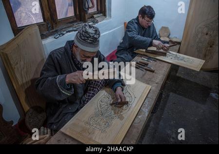 Srinagar, Cachemire sous contrôle indien.11th décembre 2021.Les artisans sculptent du bois à leur atelier de la ville de Srinagar, capitale estivale du Cachemire sous contrôle indien, le 11 décembre 2021.Crédit : Javed Dar/Xinhua/Alay Live News Banque D'Images