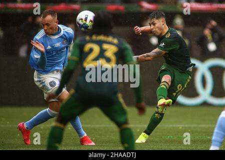 Portland, OREGON, États-Unis.11th décembre 2021.Portland Timbers en avant Felipe Mora (9) tente un tir sur but dans la première moitié lors d'un match entre le New York City FC et Portland Timbers dans la MLS Cup 2021 organisé à Providence Park à Portland, OREGON.Sean Brown/CSM/Alamy Live News Banque D'Images