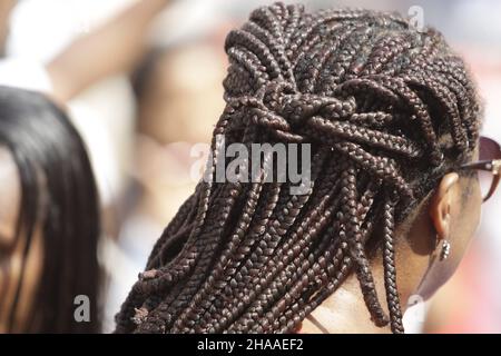 salvador, bahia, brésil - 4 décembre 2015 : la femme noire porte une teigne synthétique pendant la messe en l'honneur de Santa Barbara à Pelourinho, centre historique Banque D'Images