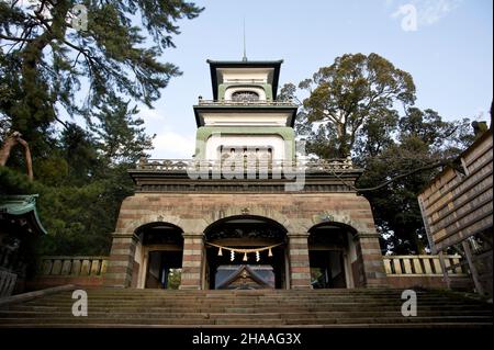 Porte d'entrée ornée d'un arc décoratif au sanctuaire Oyama à Kanazawa, préfecture d'Ishikawa, Japon. Banque D'Images