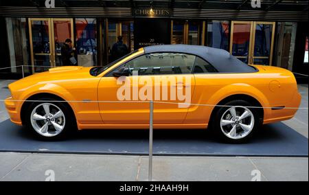 New York, États-Unis.11th décembre 2021.2007 Ford Mustang convertible exposé à l'exposition de pré-vente de la Collection Nile Rodgers à Christie's à New York, NY, le 11 décembre 2021.(Photo de Stephen Smith/SIPA USA) crédit: SIPA USA/Alay Live News Banque D'Images