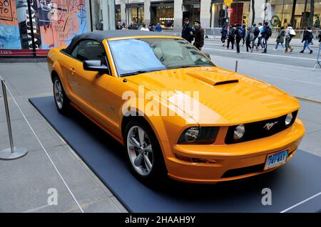 New York, États-Unis.11th décembre 2021.2007 Ford Mustang convertible exposé à l'exposition de pré-vente de la Collection Nile Rodgers à Christie's à New York, NY, le 11 décembre 2021.(Photo de Stephen Smith/SIPA USA) crédit: SIPA USA/Alay Live News Banque D'Images