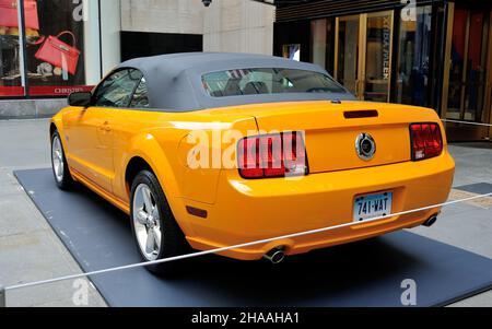 New York, États-Unis.11th décembre 2021.2007 Ford Mustang convertible exposé à l'exposition de pré-vente de la Collection Nile Rodgers à Christie's à New York, NY, le 11 décembre 2021.(Photo de Stephen Smith/SIPA USA) crédit: SIPA USA/Alay Live News Banque D'Images