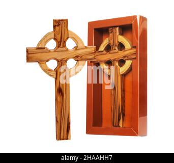 Crucifix en bois isolé sur fond blanc. Banque D'Images