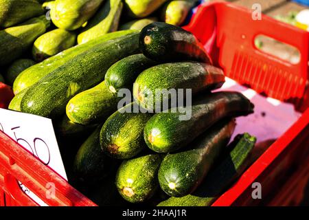 Limassol, Chypre - 11 décembre 2021 légumes vendus sur le marché du samedi à Limassol pendant l'épidémie de coronavirus qui frappe Chypre, portant un masque Banque D'Images