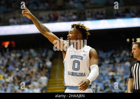 11 décembre 2021 : le garde de Tar Heels de Caroline du Nord Anthony Harris (0) pointe vers un coéquipier lors du match de basketball de la NCAA entre le Phoenix d'Elon et les talons de Tar de Caroline du Nord au Centre Dean E. Smith de Chapel Hill, en Caroline du Nord.Greg Atkins/CSM Banque D'Images