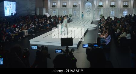 11 décembre 2021, Lahore, Punjab, Pakistan: Le modèle pakistanais présente une création par une marque Fatima Salamat, Arooj Aziz, Rizwan Ahmed, Umsha par Uzma Babar, Edge Republic, Mina Kashif, Humayun Alamgir pendant la semaine de la Couture de la mariée de Pantene Hum à l'hôtel local de Lahore.Vingt-huit designers et marques de détail présentant leurs dernières collections nuptiales lors de cet événement de trois jours.(Credit image: © Rana Sajid Hussain/Pacific Press via ZUMA Press Wire) Banque D'Images