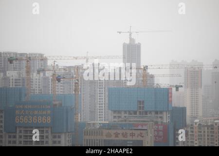 Brumgy, smoggy, déprimant ville chinoise avec de nombreux bâtiments ND GRUES Banque D'Images