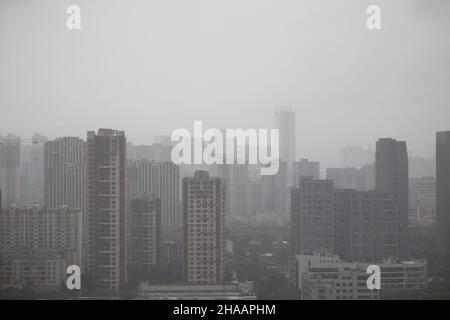 Brumgy, smoggy, déprimant ville chinoise avec de nombreux bâtiments ND GRUES Banque D'Images