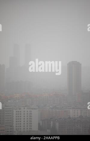 Brumgy, smoggy, déprimant ville chinoise avec de nombreux bâtiments ND GRUES Banque D'Images