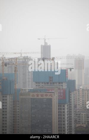 Brumgy, smoggy, déprimant ville chinoise avec de nombreux bâtiments ND GRUES Banque D'Images