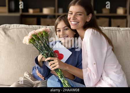 Joyeux jeune maman et jeune enfant célébrant la fête des mères Banque D'Images