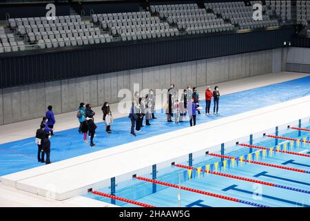 Tokyo, Japon.12th décembre 2021.Les gens visitent le Centre aquatique de Tokyo, qui a accueilli les compétitions de natation, de plongée et de natation artistique pendant les Jeux Olympiques et les Jeux Paralympiques.Le lieu rouvrira ses portes au public au printemps 2023.(Image de crédit: © Rodrigo Reyes Marin/ZUMA Press Wire) Banque D'Images