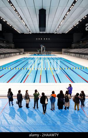 Tokyo, Japon.12th décembre 2021.Les gens visitent le Centre aquatique de Tokyo, qui a accueilli les compétitions de natation, de plongée et de natation artistique pendant les Jeux Olympiques et les Jeux Paralympiques.Le lieu rouvrira ses portes au public au printemps 2023.(Image de crédit: © Rodrigo Reyes Marin/ZUMA Press Wire) Banque D'Images