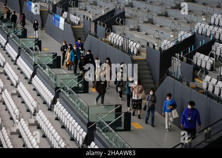 Tokyo, Japon.12th décembre 2021.Les gens visitent le Centre aquatique de Tokyo, qui a accueilli les compétitions de natation, de plongée et de natation artistique pendant les Jeux Olympiques et les Jeux Paralympiques.Le lieu rouvrira ses portes au public au printemps 2023.(Image de crédit: © Rodrigo Reyes Marin/ZUMA Press Wire) Banque D'Images