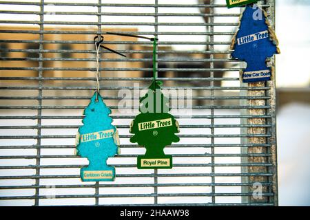 Des désodorisants de Little Trees sont suspendus sur la clôture entourant le service de police du Brooklyn Center le 11 décembre 2021 à Brooklyn Center, Minnesota.Photo de Chris Tuite/ImageSPACE crédit: Imagespace/Alamy Live News Banque D'Images