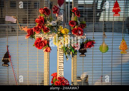 Des fleurs, un monument commémoratif de vies perdues suite à la brutalité policière et de petits arbres rafraîchissants de l'air pendent sur la clôture entourant le service de police du Brooklyn Center le 11 décembre 2021 à Brooklyn Center, Minnesota.Photo de Chris Tuite/ImageSPACE crédit: Imagespace/Alamy Live News Banque D'Images