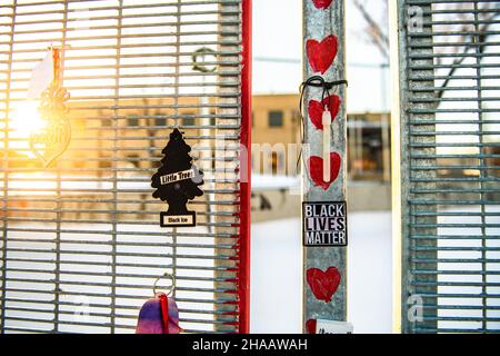 Des désodorisants de Little Trees sont suspendus sur la clôture entourant le service de police du Brooklyn Center le 11 décembre 2021 à Brooklyn Center, Minnesota.Photo de Chris Tuite/ImageSPACE crédit: Imagespace/Alamy Live News Banque D'Images