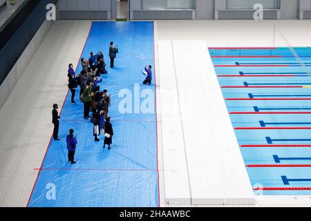 Tokyo, Japon.12th décembre 2021.Les gens visitent le Centre aquatique de Tokyo, qui a accueilli les compétitions de natation, de plongée et de natation artistique pendant les Jeux Olympiques et les Jeux Paralympiques.Le lieu rouvrira ses portes au public au printemps 2023.(Image de crédit: © Rodrigo Reyes Marin/ZUMA Press Wire) Banque D'Images