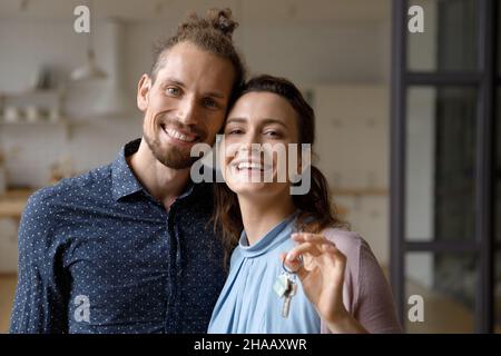 Couple heureux de propriétaires d'obtenir la clé de la nouvelle maison Banque D'Images
