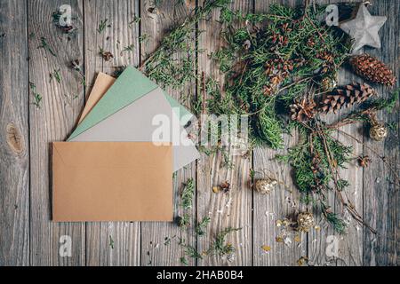 Composition de Noël à plat avec lettres sur une surface en bois. Banque D'Images