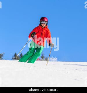 Ski alpin sur des pistes parfaitement préparées Banque D'Images