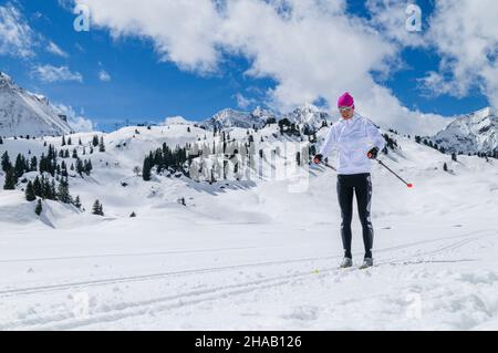 Les jeunes filles au cours de ski session de formation sur les skis de fond, faisant un style classique dans la région de haute montagne Banque D'Images