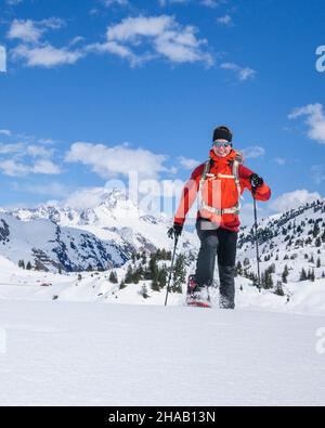 Randonnées en raquettes à une belle journée à la fin de l'hiver Banque D'Images