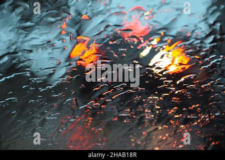 Pluie abondante et gouttes de pluie sur le pare-brise de voiture pendant la pluie, gouttes d'eau sur la vitre en saison de pluie.pluie sur la vitre de voiture. Banque D'Images