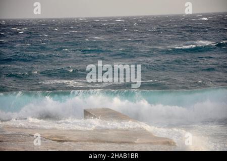 Une vague qui s'écrase sur la côte rocheuse.vague se brisant sur la rive.Une grande vague chevauche la côte de l'île croate de Losinj Banque D'Images