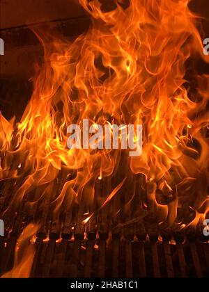 Foyer au feu avec flammes sur fond noir. Flammes brûlantes dans un feu de bois. Banque D'Images