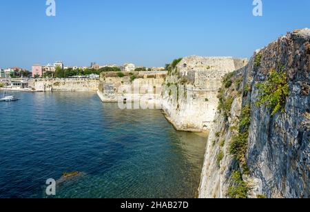 Vue depuis les murs de la vieille forteresse de Corfou, Grèce Banque D'Images